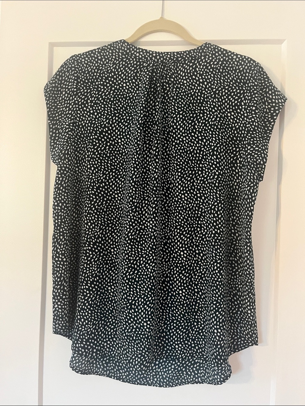 41 Hawthorn Hunter Green Dot Print V-Neck Cap Sleeve Blouse - Picture 3 of 3